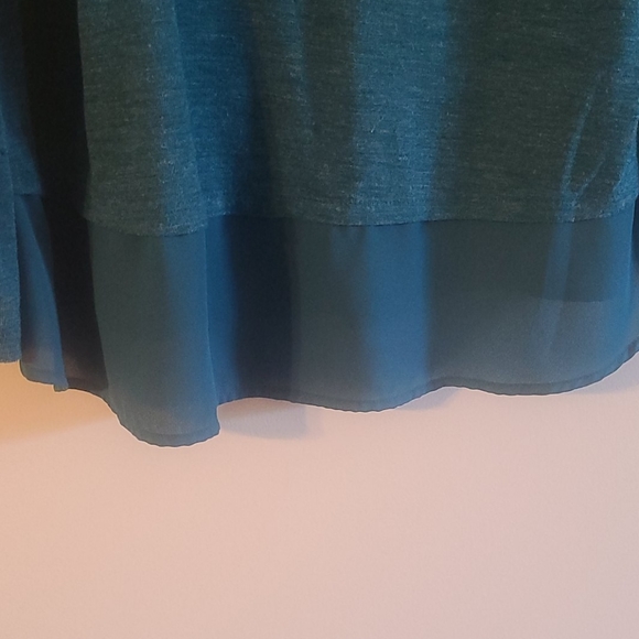 Old navy shirt with layered look - Picture 2 of 3